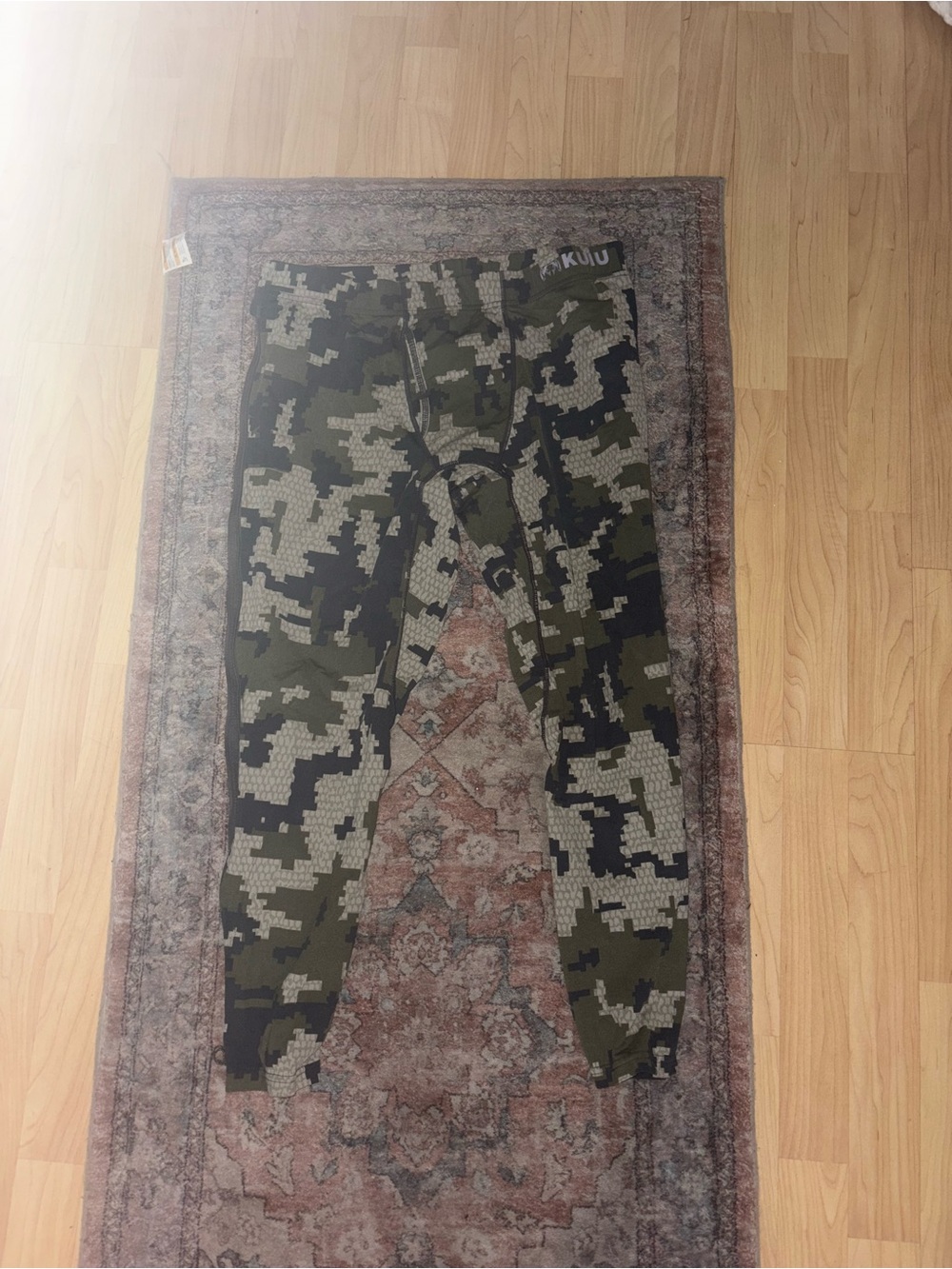 Men’s Kuiu base layer pants Full Size Zips Camo print Large